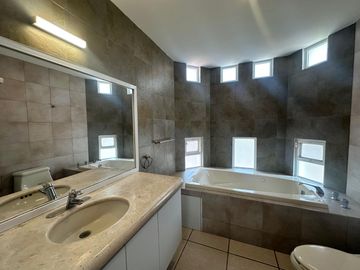 CASA EN VENTA EN GRAN JARDÍN LEÓN, GTO. CASA CON ILUMACIÓN LED Y BAÑOS ECOLÓGICOS. AMPLIO JARDÍN Y HABITACIÓN PRINCIPAL CON DOBLE ALTURA.