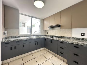 CASA EN VENTA EN GRAN JARDÍN LEÓN, GTO. CASA CON ILUMACIÓN LED Y BAÑOS ECOLÓGICOS. AMPLIO JARDÍN Y HABITACIÓN PRINCIPAL CON DOBLE ALTURA.