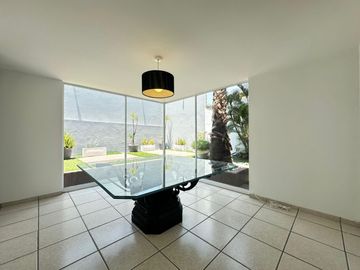 CASA EN VENTA EN GRAN JARDÍN LEÓN, GTO. CASA CON ILUMACIÓN LED Y BAÑOS ECOLÓGICOS. AMPLIO JARDÍN Y HABITACIÓN PRINCIPAL CON DOBLE ALTURA.