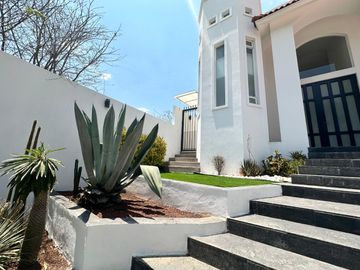 CASA EN VENTA EN GRAN JARDÍN LEÓN, GTO. CASA CON ILUMACIÓN LED Y BAÑOS ECOLÓGICOS. AMPLIO JARDÍN Y HABITACIÓN PRINCIPAL CON DOBLE ALTURA.