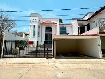CASA EN VENTA EN GRAN JARDÍN LEÓN, GTO. CASA CON ILUMACIÓN LED Y BAÑOS ECOLÓGICOS. AMPLIO JARDÍN Y HABITACIÓN PRINCIPAL CON DOBLE ALTURA.