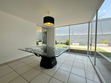 CASA EN VENTA EN GRAN JARDÍN LEÓN, GTO. CASA CON ILUMACIÓN LED Y BAÑOS ECOLÓGICOS. AMPLIO JARDÍN Y HABITACIÓN PRINCIPAL CON DOBLE ALTURA.