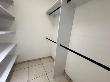 CASA EN VENTA EN GRAN JARDÍN LEÓN, GTO. CASA CON ILUMACIÓN LED Y BAÑOS ECOLÓGICOS. AMPLIO JARDÍN Y HABITACIÓN PRINCIPAL CON DOBLE ALTURA.
