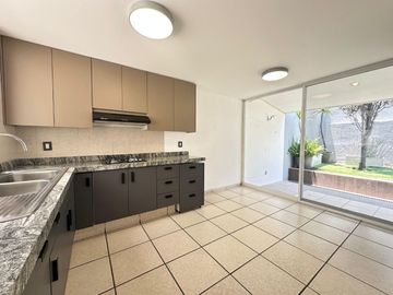 CASA EN VENTA EN GRAN JARDÍN LEÓN, GTO. CASA CON ILUMACIÓN LED Y BAÑOS ECOLÓGICOS. AMPLIO JARDÍN Y HABITACIÓN PRINCIPAL CON DOBLE ALTURA.