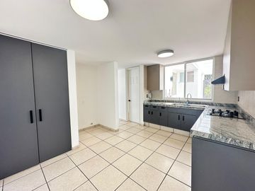 CASA EN VENTA EN GRAN JARDÍN LEÓN, GTO. CASA CON ILUMACIÓN LED Y BAÑOS ECOLÓGICOS. AMPLIO JARDÍN Y HABITACIÓN PRINCIPAL CON DOBLE ALTURA.