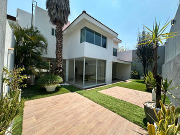 CASA EN VENTA EN GRAN JARDÍN LEÓN, GTO. CASA CON ILUMACIÓN LED Y BAÑOS ECOLÓGICOS. AMPLIO JARDÍN Y HABITACIÓN PRINCIPAL CON DOBLE ALTURA.
