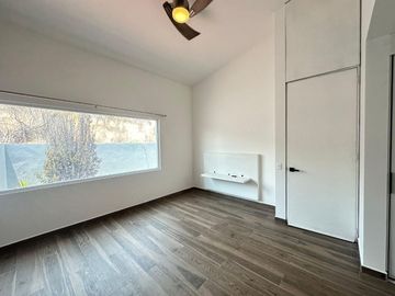 CASA EN VENTA EN GRAN JARDÍN LEÓN, GTO. CASA CON ILUMACIÓN LED Y BAÑOS ECOLÓGICOS. AMPLIO JARDÍN Y HABITACIÓN PRINCIPAL CON DOBLE ALTURA.