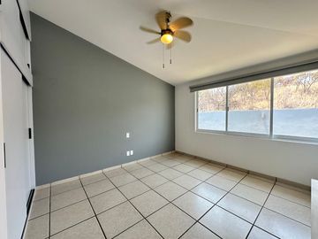 CASA EN VENTA EN GRAN JARDÍN LEÓN, GTO. CASA CON ILUMACIÓN LED Y BAÑOS ECOLÓGICOS. AMPLIO JARDÍN Y HABITACIÓN PRINCIPAL CON DOBLE ALTURA.