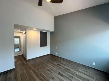 CASA EN VENTA EN GRAN JARDÍN LEÓN, GTO. CASA CON ILUMACIÓN LED Y BAÑOS ECOLÓGICOS. AMPLIO JARDÍN Y HABITACIÓN PRINCIPAL CON DOBLE ALTURA.