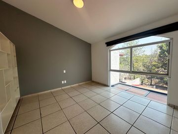 CASA EN VENTA EN GRAN JARDÍN LEÓN, GTO. CASA CON ILUMACIÓN LED Y BAÑOS ECOLÓGICOS. AMPLIO JARDÍN Y HABITACIÓN PRINCIPAL CON DOBLE ALTURA.