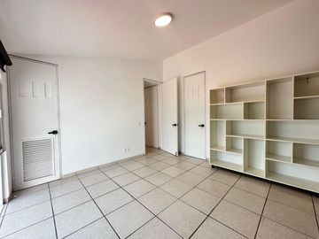 CASA EN VENTA EN GRAN JARDÍN LEÓN, GTO. CASA CON ILUMACIÓN LED Y BAÑOS ECOLÓGICOS. AMPLIO JARDÍN Y HABITACIÓN PRINCIPAL CON DOBLE ALTURA.