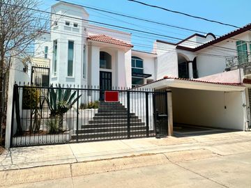 CASA EN VENTA EN GRAN JARDÍN LEÓN, GTO. CASA CON ILUMACIÓN LED Y BAÑOS ECOLÓGICOS. AMPLIO JARDÍN Y HABITACIÓN PRINCIPAL CON DOBLE ALTURA.