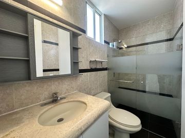 CASA EN VENTA EN GRAN JARDÍN LEÓN, GTO. CASA CON ILUMACIÓN LED Y BAÑOS ECOLÓGICOS. AMPLIO JARDÍN Y HABITACIÓN PRINCIPAL CON DOBLE ALTURA.