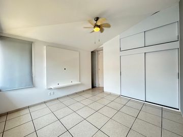 CASA EN VENTA EN GRAN JARDÍN LEÓN, GTO. CASA CON ILUMACIÓN LED Y BAÑOS ECOLÓGICOS. AMPLIO JARDÍN Y HABITACIÓN PRINCIPAL CON DOBLE ALTURA.