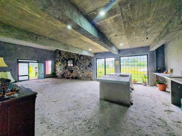 CASA DE CAMPO CON MAS DE UNA HECTAREA DE TERRENO A LAS AFUERAS DE CORDOBA