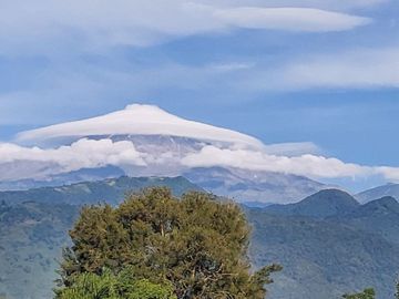 CASA DE CAMPO CON MAS DE UNA HECTAREA DE TERRENO A LAS AFUERAS DE CORDOBA