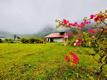 CASA DE CAMPO CON MAS DE UNA HECTAREA DE TERRENO A LAS AFUERAS DE CORDOBA