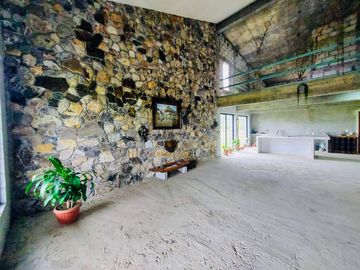 CASA DE CAMPO CON MAS DE UNA HECTAREA DE TERRENO A LAS AFUERAS DE CORDOBA