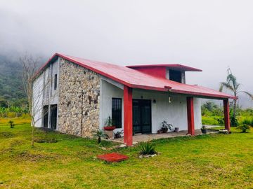 CASA DE CAMPO CON MAS DE UNA HECTAREA DE TERRENO A LAS AFUERAS DE CORDOBA