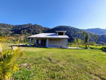 CASA DE CAMPO CON MAS DE UNA HECTAREA DE TERRENO A LAS AFUERAS DE CORDOBA