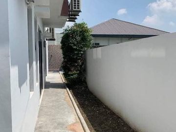 WELL MAINTAINED MODERN HOME IN AN EXCLUSIVE VILLAGE NEAR CLARK AND BALIBAGO