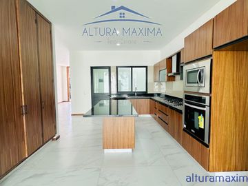 Casa Nueva en Venta Bugambilias Zapopan 1era Seccion