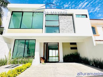 Casa Nueva en Venta Bugambilias Zapopan 1era Seccion