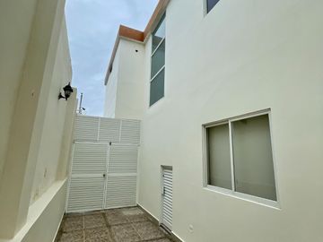 En venta casa en urbanización privada en zona sur de Manta