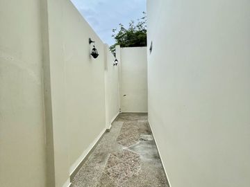 En venta casa en urbanización privada en zona sur de Manta