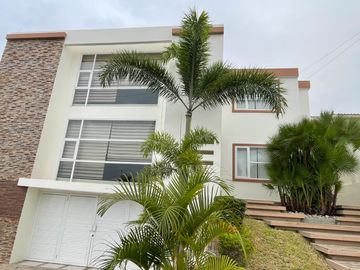 En venta casa en urbanización privada en zona sur de Manta
