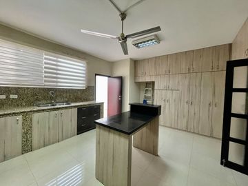 En venta casa en urbanización privada en zona sur de Manta