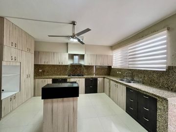 En venta casa en urbanización privada en zona sur de Manta