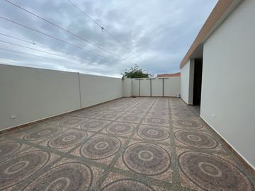 En venta casa en urbanización privada en zona sur de Manta