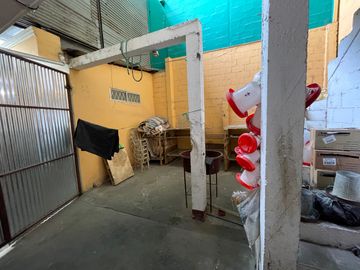 En venta casa en Santa Adriana, frente al colegio Americano