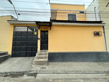 En venta casa en Santa Adriana, frente al colegio Americano