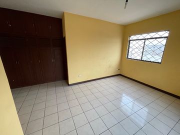 En venta casa en Santa Adriana, frente al colegio Americano