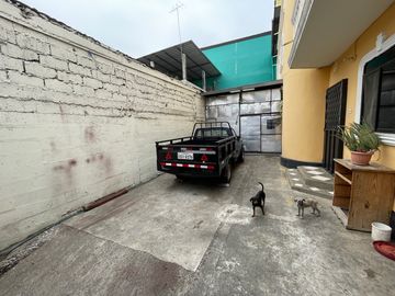 En venta casa en Santa Adriana, frente al colegio Americano