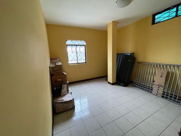 En venta casa en Santa Adriana, frente al colegio Americano