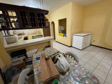 En venta casa en Santa Adriana, frente al colegio Americano