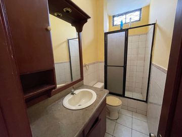 En venta casa en Santa Adriana, frente al colegio Americano