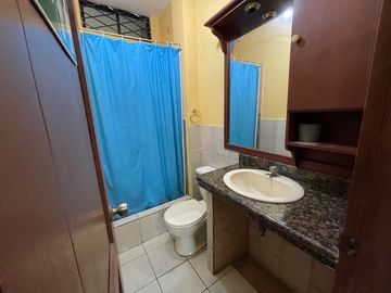 En venta casa en Santa Adriana, frente al colegio Americano