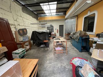 En venta casa en Santa Adriana, frente al colegio Americano