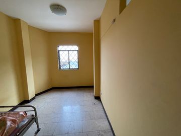 En venta casa en Santa Adriana, frente al colegio Americano