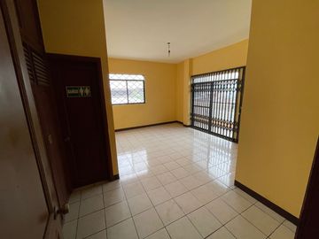 En venta casa en Santa Adriana, frente al colegio Americano