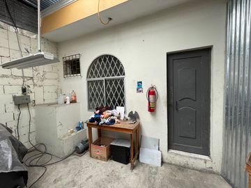 En venta casa en Santa Adriana, frente al colegio Americano