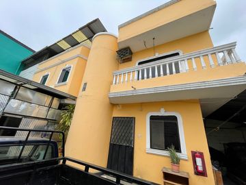 En venta casa en Santa Adriana, frente al colegio Americano