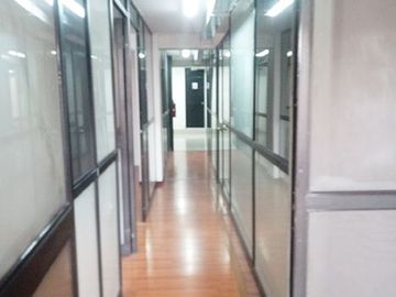 OFICINA ADMINISTRATIVA 42m2 EN ALQUILER CERCA AL PUENTE SANTA ANITA