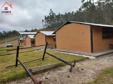 Venta de casa con terreno en Otavalo sector Yambiro