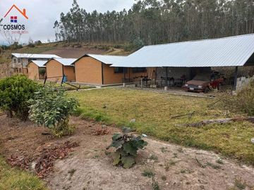 Venta de casa con terreno en Otavalo sector Yambiro