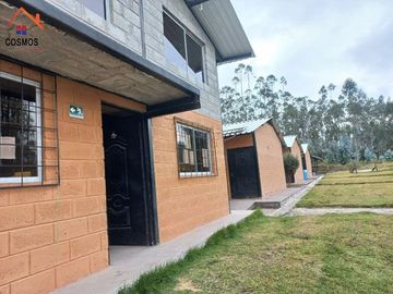Venta de casa con terreno en Otavalo sector Yambiro